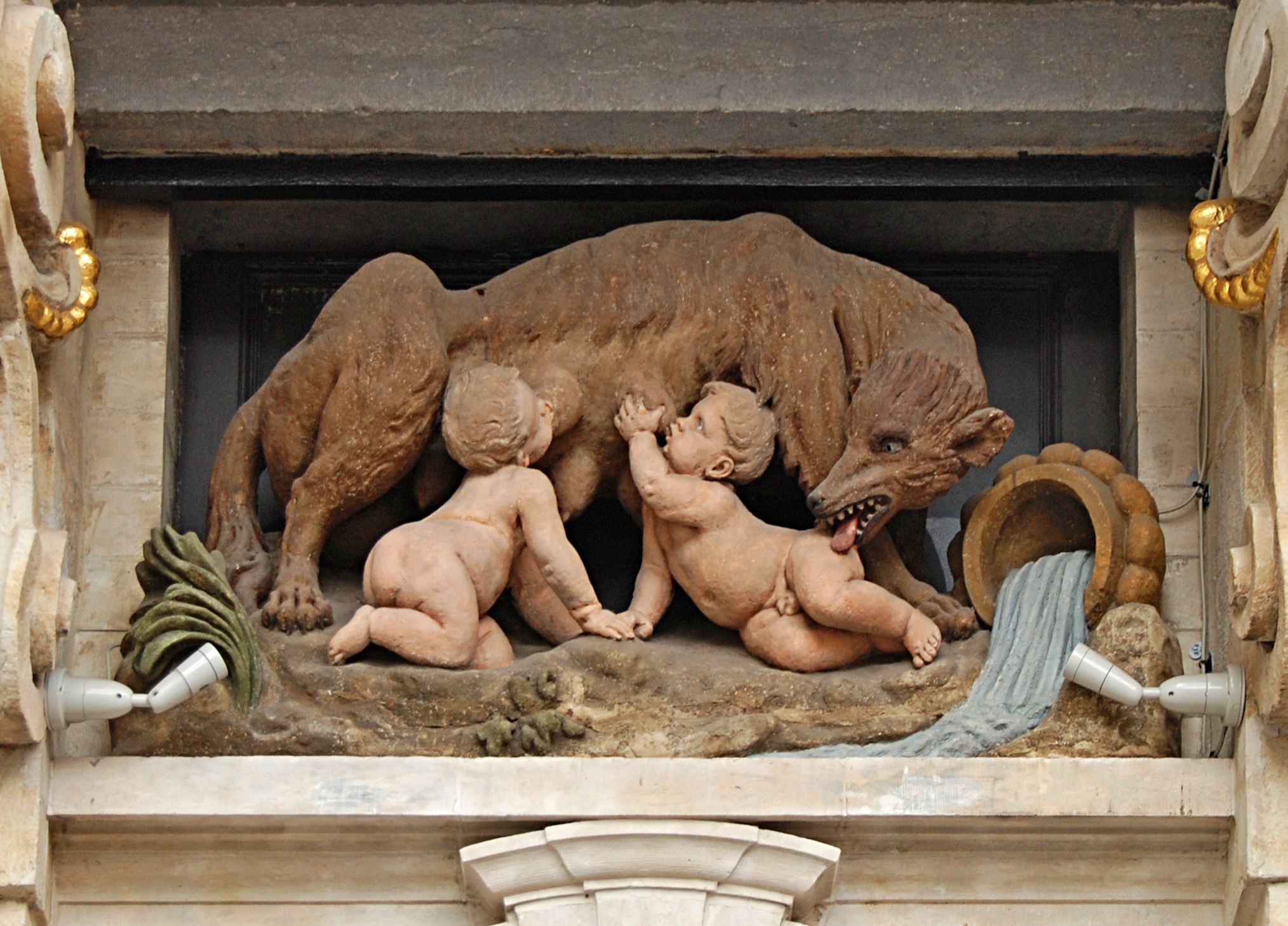 Représentation du haut-relief de Marc de Vos représentant la louve allaitant Romulus et Rémus 